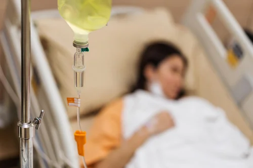 женщина проходит процедуру экстренного вытрезвления