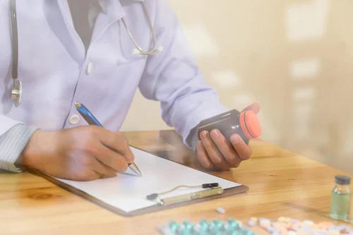 доктор выписывает таблетки для лечения гиперактивности